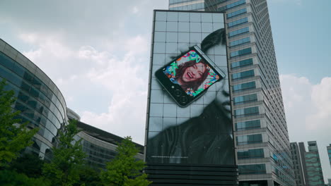 Cartelera-LED-En-La-Fachada-De-Edificios-De-Gran-Altura-En-El-Centro-Comercial-Coex,-Torre-Asem-En-Seúl,-Corea-Del-Sur