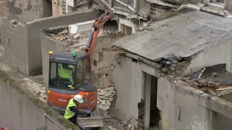 Bagger-Zerreißen-Stöße-Und-Reißen-Ziegelmauer-Von-Altem-Gebäude-In-Heruntergekommenem-Stadtgebiet-Ab