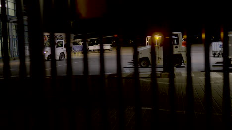 Trabajos-De-Mantenimiento-Técnico-En-La-Rampa-Del-Aeropuerto-Durante-La-Noche.