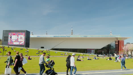 Stedelijk-Museum,-Menschen,-Die-Ihre-Freizeit-Auf-Dem-Rasen-Genießen,-Und-Passanten-An-Einem-Sonnigen-Tag