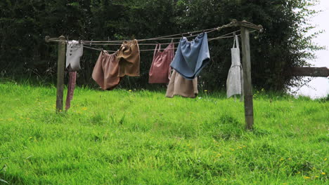 La-Ropa-De-Hobbit-Se-Balancea,-Secándose-En-Un-Tendedero-En-El-Set-De-Filmación-De-Hobbiton.