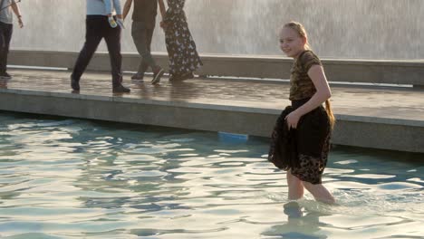 Niña-Caminando-Por-Fuentes-En-El-Centro-De-Tashkent-En-La-Plaza-De-La-Independencia