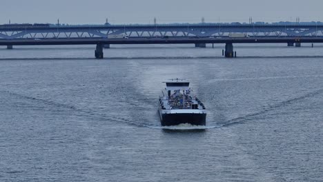 Der-Tanker-Union-XIV-In-Moerdijk-Auf-Dem-Weg-Zu-Seinem-Nächsten-Ziel