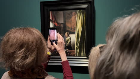 Visitors-in-front-of-Vermeer's-painting-Girl-reading-a-letter-at-an-open-window