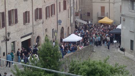 Calles-Llenas-De-Gente-Participando-En-El-Festival-Del-Vino-De-La-Calle-Monterosso