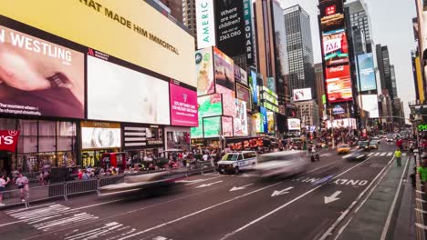 Zeitraffer-Mit-Bewegung-Des-Time-Square-Bei-Nacht,-Riesige-Bildschirme-Mit-Werbung,-Vorbeifahrende-Menschen,-Touristen-Und-Fahrzeuge-In-Der-Innenstadt-Von-New-York-City