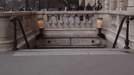 Escalera-De-Paso-Público-De-Acceso-Al-Metropolitano-En-París,-Francia