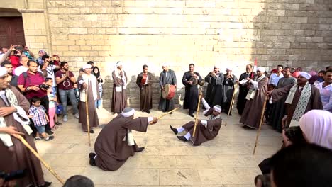 Artistas-Realizan-Una-Danza-Tradicional-Egipcia-Y-Tocan-Tambores-En-La-Ceremonia-De-Apertura-Del-V-Festival-Internacional-De-Tambores-Y-Artes-Tradicionales-En-La-Calle-Al-Moez,-El-Cairo,-Egipto,-21-De-Abril-De-2017.