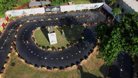 Carrera-De-Karts-En-Un-Camino-Asfaltado-En-Una-Ciudad-Costera-De-Tanzania