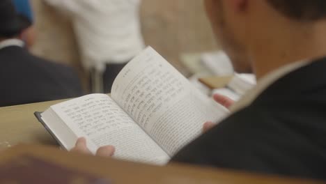 Hombre-Leyendo-Un-Libro-Hebreo-Cerca-Del-Muro-De-Las-Lamentaciones,-Jerusalén,-Israel