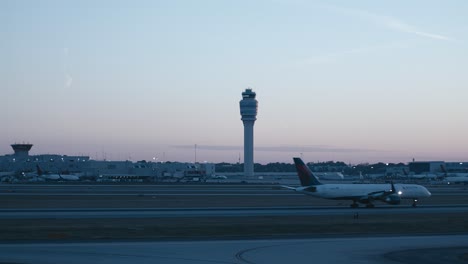 Fernaufnahme-Eines-Delta-Verkehrsflugzeugs,-Das-Am-Frühen-Morgen-Auf-Dem-Flughafen-Atlanta-In-Atlanta,-Georgia,-Landet