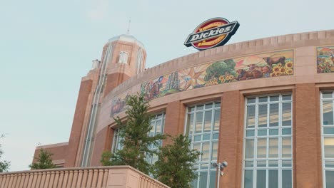 Dickies-Arena-In-Der-Innenstadt-Von-Fort-Worth,-Texas,-Rodeoanlage-Und-Konzertort,-Mittlere-Aufnahme,-B-Rolle