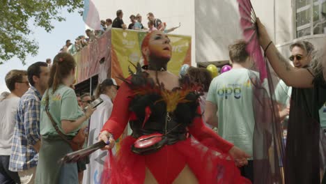 Mujer-Bailando-Junto-A-Dragqueen