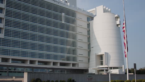 Central-Islip-New-York-Federal-Courthouse-Außenweitwinkelneigung-Nach-Oben-Von-Eingang-Und-Flagge