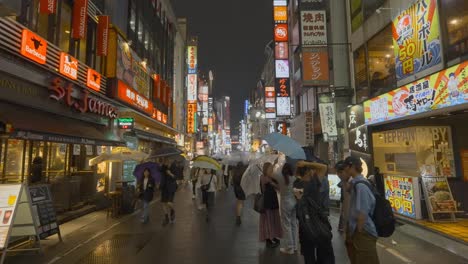 Regnerische-Nacht-In-Tokio,-Japan