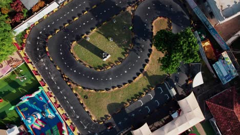 Carrera-De-Karts-En-Un-Camino-Asfaltado-En-Una-Ciudad-Costera-De-Tanzania