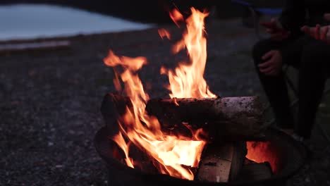 Warmes-Lagerfeuer-Am-Bergsee-In-Der-Abenddämmerung