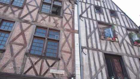 Old-restored-half-timbered-houses-in-Vieux-quarter-of-Tours-with-cafes-on-ground-level-in-Grand-Marche