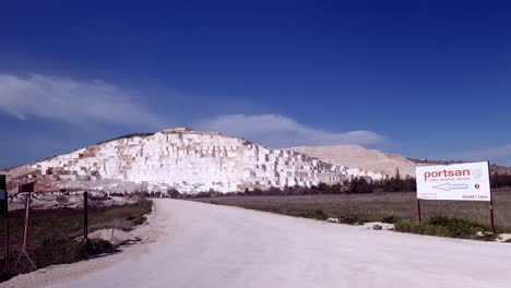 Excavaciones-De-Piedra-De-Mármol-De-Roca-En-La-Cantera-De-Piedra-Caliza-Travertino-De-Portsan-Turquía