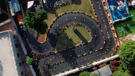 Carrera-De-Karts-En-Un-Camino-Asfaltado-En-Una-Ciudad-Costera-De-Tanzania