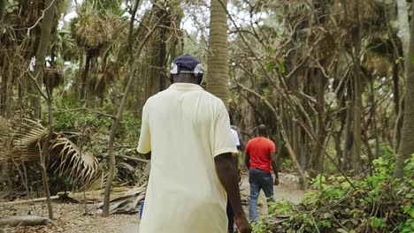 Guía-Turística-Africana-Caminando-Por-El-Parque-De-Los-Monos-Con-Un-Grupo-De-Turistas-En-Gambia.