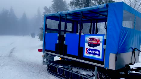 Montago-Fährt-über-Den-Schnee-In-Pec-Pod-Snezkou,-Tschechische-Republik