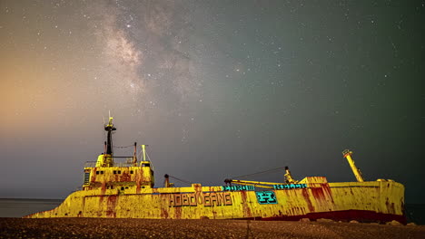 Lapso-De-Tiempo-De-La-Vía-Láctea-Sobre-El-Naufragio-De-Edro-Iii-En-Chipre-En-El-Mar-Mediterráneo