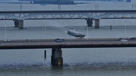 Frachtschiff-Olesia-In-Moerdijk,-Das-Unter-Brücken-Auf-Dem-Fluss-Dordtsche-Kil-Segelt