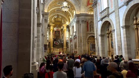 Plano-General-Que-Muestra-Una-Multitud-De-Personas-Dentro-De-La-Iglesia-Bom-Jesus-Do-Monte-Durante-La-Santa-Misa,-Portugal