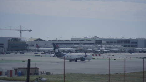 Aeromexico-aircraft-is-preparing-to-take-off-in-Los-Angeles-International-Airport