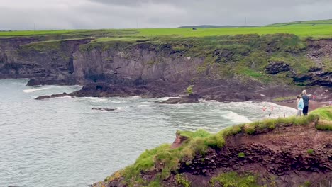 Eine-Seitwärts-Gleitende-Aufnahme-Der-Stelle,-An-Der-Klippenerosion-Im-Co-Kerry-Irland-Meer-Stattfindet,-In-4K.-In-Dieser-Woche,-Am-22.-August,-Ereignen-Sich-Weitere-Klippenstürze