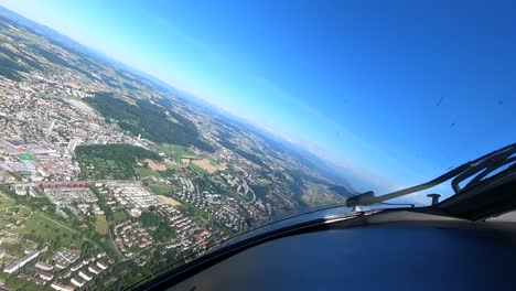 Flugzeug-Landet-Am-Flughafen-Bern-An-Einem-Sonnigen-Tag