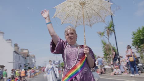 Mujer-Con-Trajes-De-época-Caminando-En-Un-Desfile-En-El-Festival-Del-Orgullo-En-La-Isla-De-White-2018-Mientras-Las-Burbujas-Flotan-A-Su-Alrededor