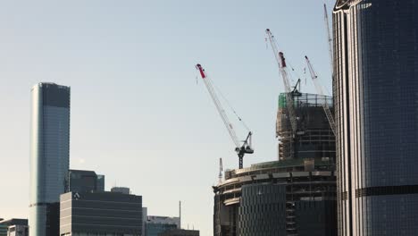 Blick-Auf-Kräne-Auf-Dem-Queens-Wharf-Project,-Brisbane-City,-Im-Nachmittagslicht,-Queensland,-Australien