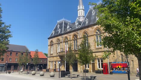 Bishop-Auckland-Town-Hall,-Auf-Dem-Marktplatz---Country-Durham,-An-Einem-Strahlend-Sonnigen-Tag