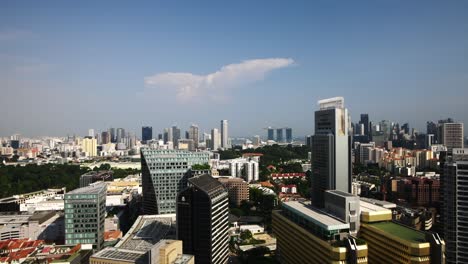 Zoom-Lento-Sobre-El-Horizonte-De-Singapur-Con-Las-Icónicas-Arenas-De-Marina-Bay-En-La-Distancia