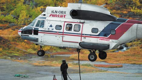 Ein-Lufttransporthubschrauber-Hebt-Vom-Kieslandeplatz-Ab