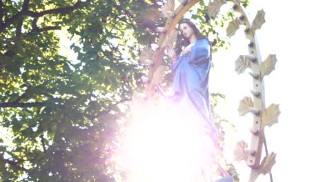 Sol-Sobre-La-Figura-De-La-Virgen-María-En-El-Parque-De-Gietrzwałd