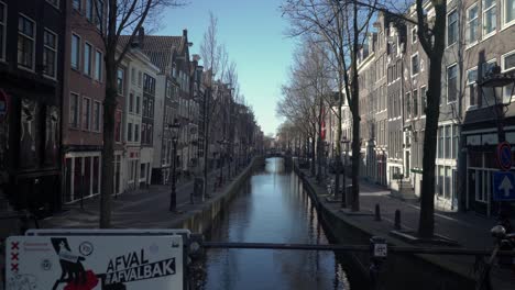 Calle-Vacía-Del-Famoso-Barrio-Rojo-De-Wallen-Sin-Gente,-Ciudad-En-Cuarentena-Debido-Al-Brote-De-Pandemia-De-Coronavirus