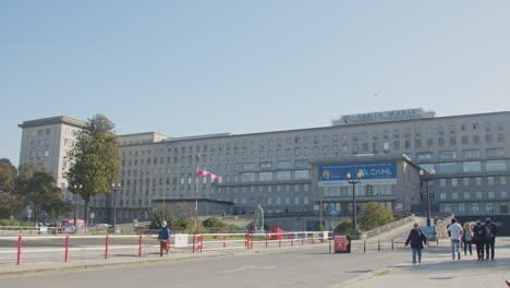 Wide-pan-of-hospital-facade-of-Hospital-de-Santa-Maria-in-Lisbon,-Portugal