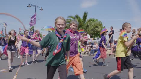 Los-Exploradores-Marchan-En-El-Desfile-Del-Festival-Del-Orgullo-En-La-Isla-De-White-2018.