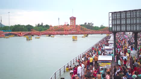 Multitud-De-Personas-Bañándose-En-El-Ghat-Del-Ganges-O-En-El-Río-Ganga-En-La-Peregrinación-Hindú-De-Har-Ki-Pauri-En-Haridwar-Uttrakhand-Del-Norte-De-La-India