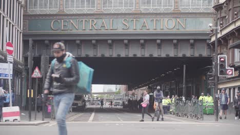 Vista-De-La-Estación-Central-De-Trenes-De-Glasgow-Mientras-La-Gente-Pasa,-Bloqueada