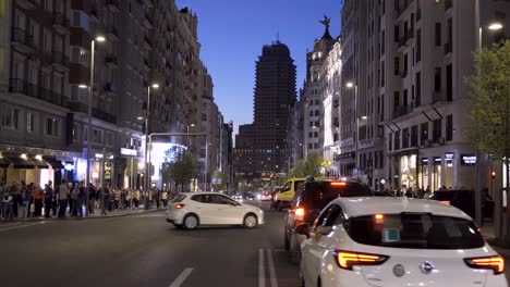 POV-Cruce-De-Peatones-En-La-Calle-Gran-Vía-De-Madrid-Durante-La-Hora-Azul