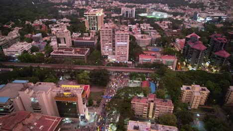 Toma-Aérea-De-La-Ciudad-De-Bangalore-Llena-De-Tráfico-Y-Luces-De-La-Ciudad.