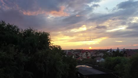 Drohnenaufnahme,-Die-Von-Einem-Wunderschönen-Sonnenuntergang-Zu-Einer-Schicken-Poolparty-Führt