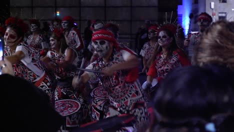 Enérgicos-Bateristas-Marcan-El-Ritmo-Del-Festival-Del-Día-De-Muertos,-México