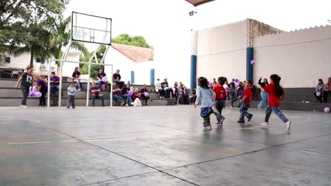 Toma-En-Cámara-Lenta-De-Niñas-De-Jardín-De-Infantes-Tratando-De-Marcar-Goles-En-Su-Primer-Torneo-De-Balonmano,-Paraguay