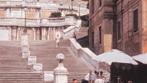 Coches-Delante-De-La-Escalera-Trinita-Dei-Monti-De-Piazza-Di-Spagna-En-Roma-1960