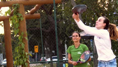 Mädchenmannschaft-Schlägt-Ball-Mit-Schläger-Beim-Beach-Tennis